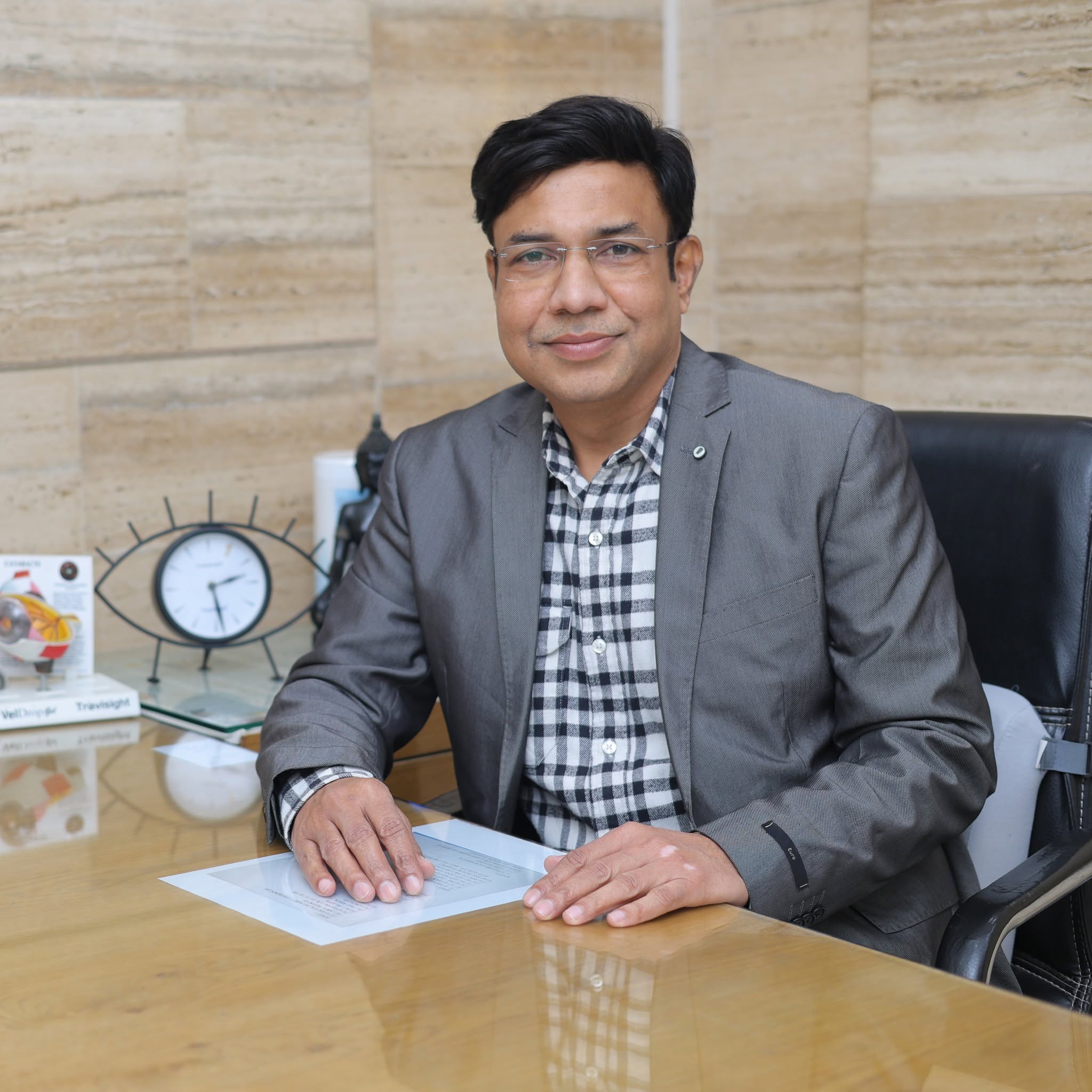 Dr. Ashwani Kumar, Best Eye Specialist in Narela, examining a patient for LASIK and Laser Vision Correction at Drishti The Vision, North Delhi