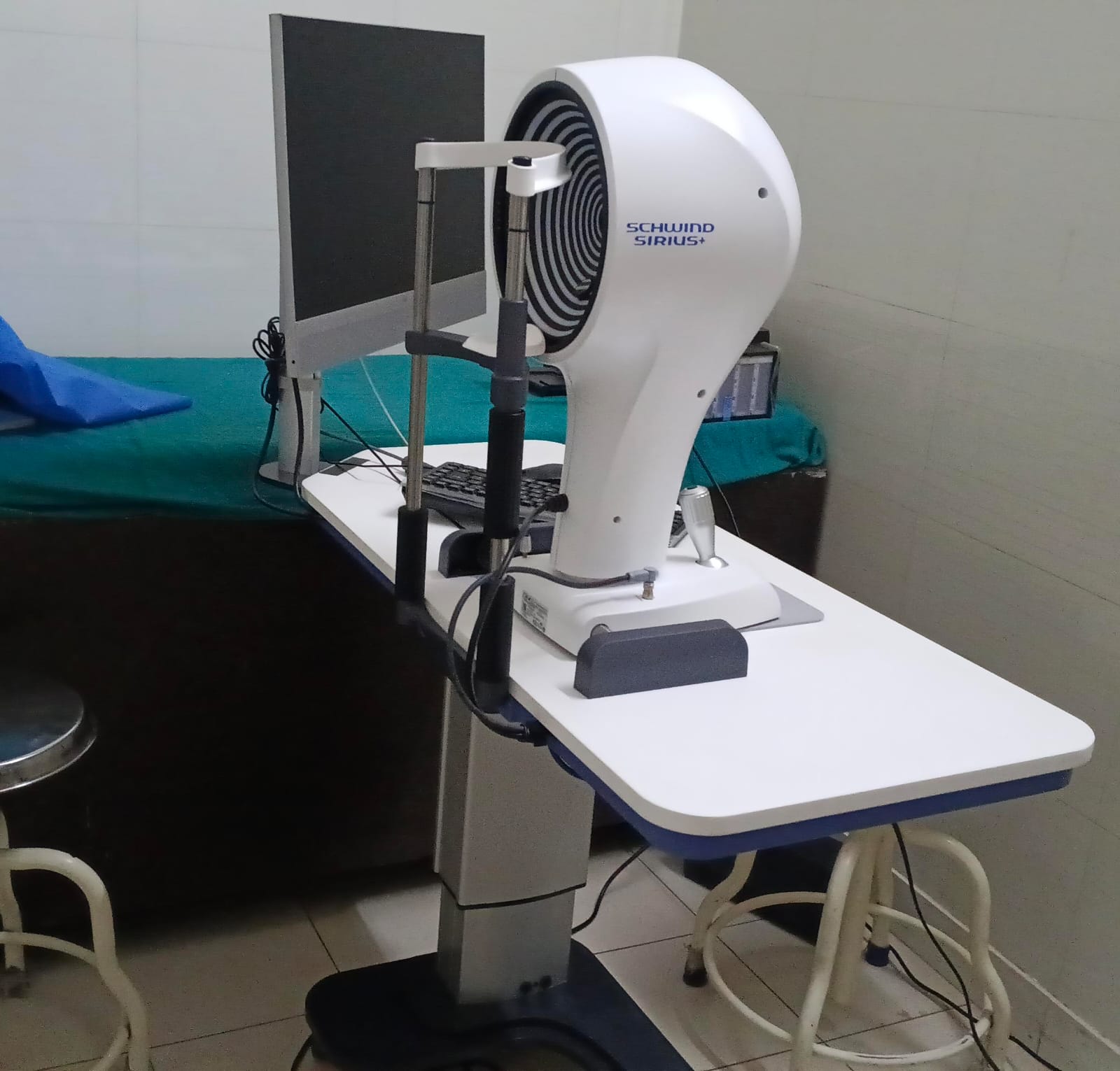 High-tech diagnostic equipment for eye testing in Narela clinic